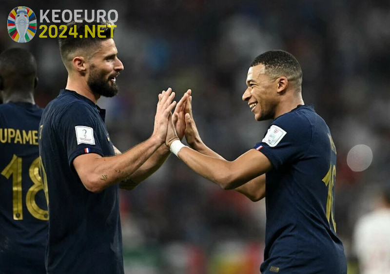 Giroud có thể chơi cạnh Mbappe hoặc Thuram và Nkunku cũng sẵn sàng